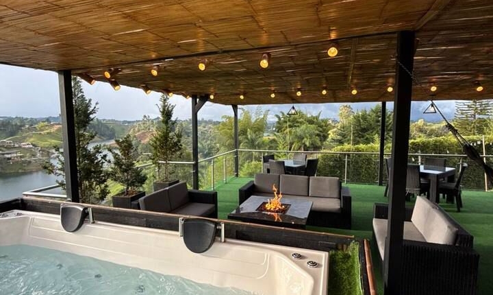 8-bananatravel-retreat-guatape